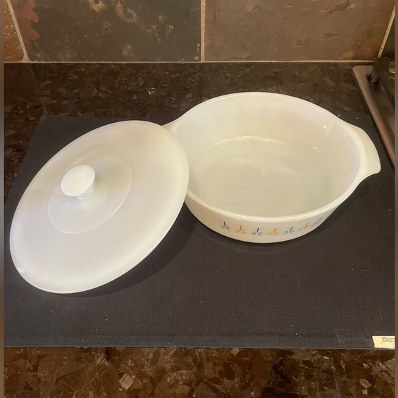 Vintage Fire King Anchor Hocking Candle Glow 1 1/2 QT Casserole Dish & Lid (USA) - Picture 3 of 10
